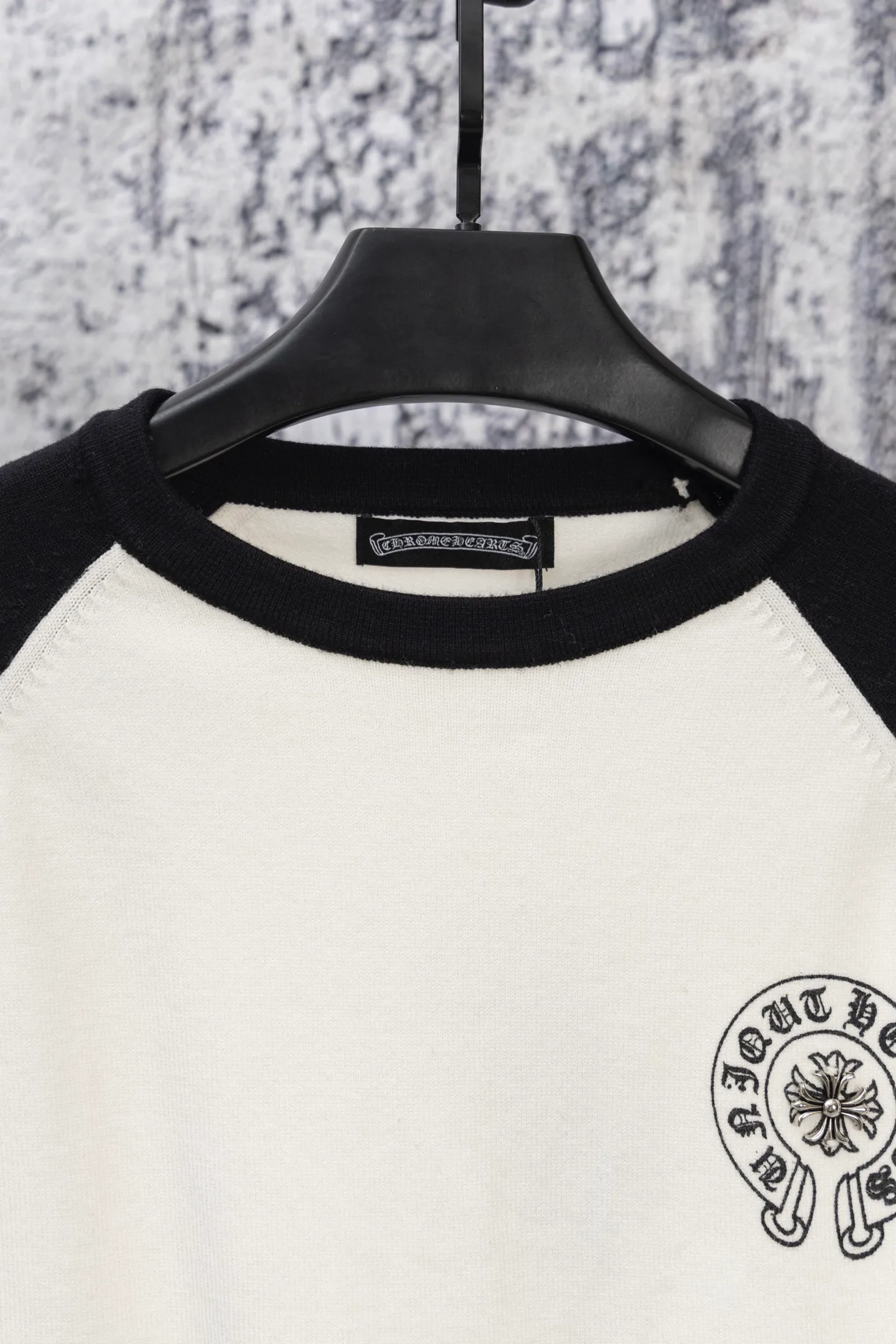 P190 Chrome Hearte/Chrome Heart 25SS CH fall raglan color-blocked round neck T-shirt long sleeves, classic horseshoe Sanskrit print, inner wear, pure cotton fabric is close to the body and very comfortable, simple but not simple, be careful. I love the style, it is still simple and loose, oversize style, comfortable fabrics and loose and friendly tailoring. The long-sleeved T-shirt is so easy to wear, especially in a season like the beginning of spring. If you don’t know what to wear, then it is the best choice. The version that you can wear with your eyes closed. Color: Gray White Size: SML